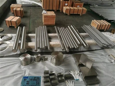 Različne specifikacije odkovkov iz titanove zlitine, pripravljene za dostavo